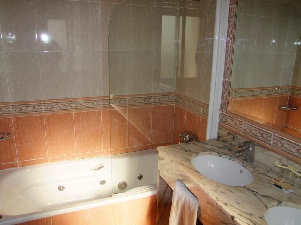 הואסקה Hotel Montearagon מראה חיצוני תמונה